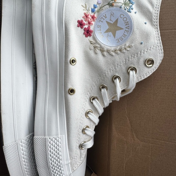 New Converse White Floral Embroidered High-Tops With Platforms Women's 11 - Picture 3 of 9